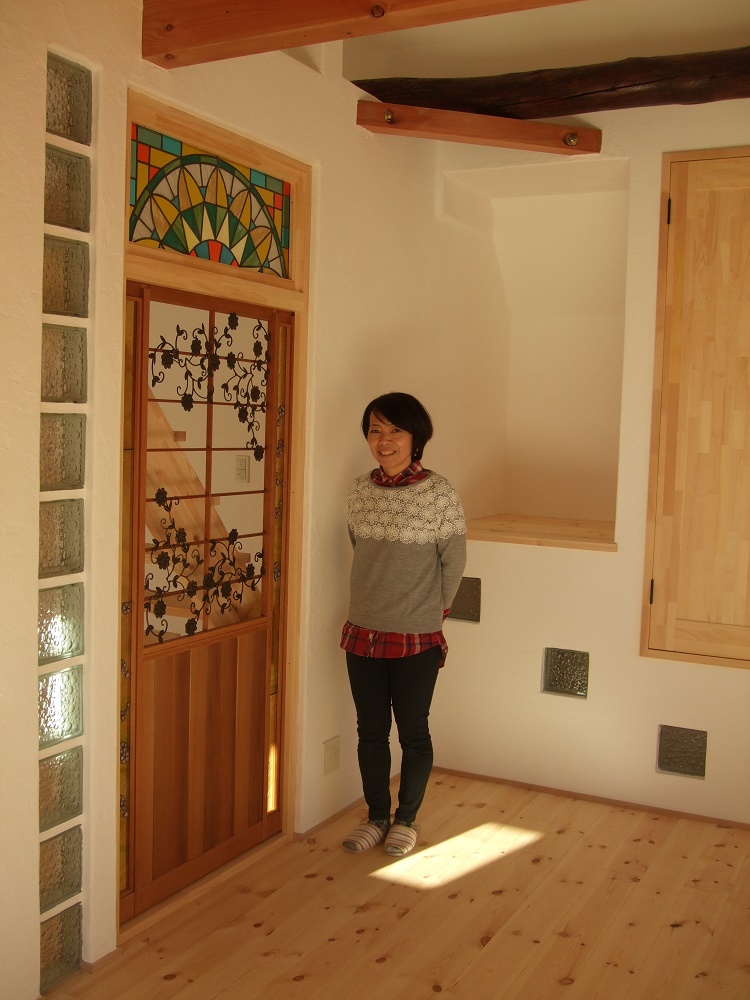 新築完成時の記念写真　無添加住宅ライブハウス