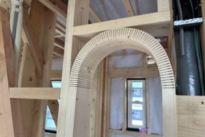 無垢材でアールの加工　無添加住宅ライブハウス　新築　パーフェクトバリア