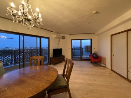 リフォーム後　リビング　壁・天井漆喰塗り　床は無垢フローリング　無添加住宅ライブハウス　築27年　マンション