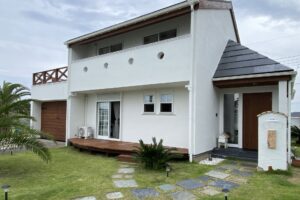 外壁漆喰のお手入れ　漆喰の表情をこわさない塗装　無添加住宅ライブハウス　After