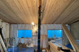 杉材の天井施工中　無添加住宅ライブハウス　リノベーション
