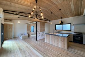 リノベーション後　LDK　キッチン　タイル天板　オリジナルキャビネット　システムキッチン　ドアは杉の造作　内窓追加　漆喰　無垢フローリング　天井無垢材　無添加住宅ライブハウス