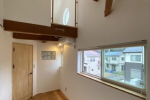 リノベーション後　個室を増やす　漆喰壁　無垢フローリング　無添加住宅ライブハウス