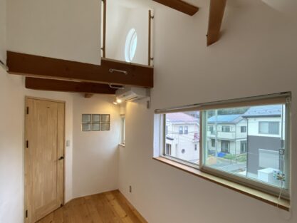 リノベーション後　個室を増やす　漆喰壁　無垢フローリング　無添加住宅ライブハウス