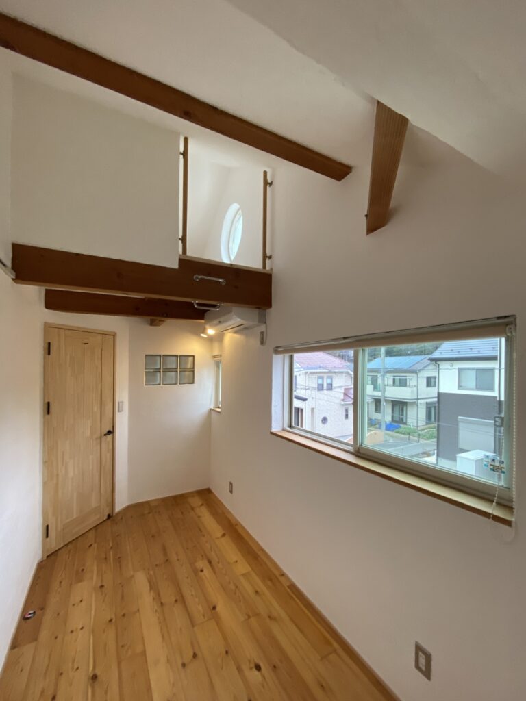 リノベーション後　個室を増やす　漆喰壁　無垢フローリング　無添加住宅ライブハウス