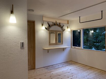 After　築42年　軽量鉄骨リフォーム　リビングダイニング　ビニールクロスから漆喰塗りへ　合板フローリングから無垢フローリングへ　天然石　木製窓　観葉植物を吊るすアイアンバー　無添加住宅ライブハウス