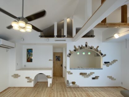 After　リビングダイニング　ステンドグラスはめ込み　合板フローリングから無垢フローリングへ　ビニールクロスから漆喰塗りへ　天井を取り吹き抜けに　アール垂れ壁　築10年入居前リフォーム　無添加住宅ライブハウス