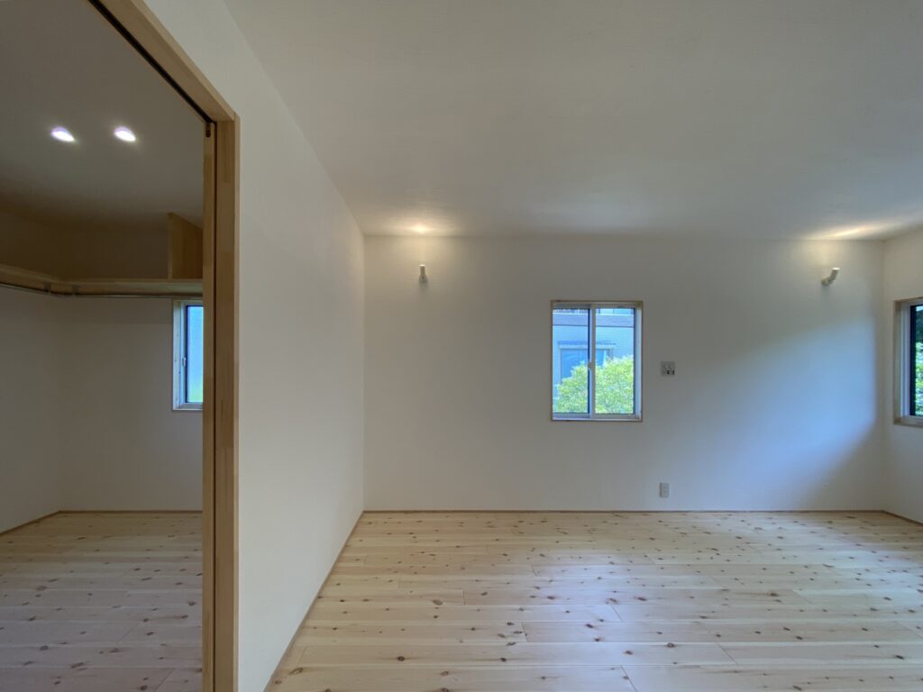 After 築42年 軽量鉄骨リフォーム 個室とウォークインクローゼット 軽量鉄骨フレームを見せた勾配天井 ビニールクロスから漆喰塗りへ 合板フローリングから無垢フローリングへ 無垢ドア 無添加住宅ライブハウス