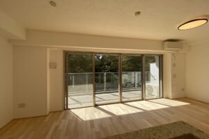 After　築19年　マンション入居前リフォーム　リビングダイニング　ビニールクロスから漆喰塗りへ　合板フローリングから無垢フローリングへ　無添加住宅ライブハウス