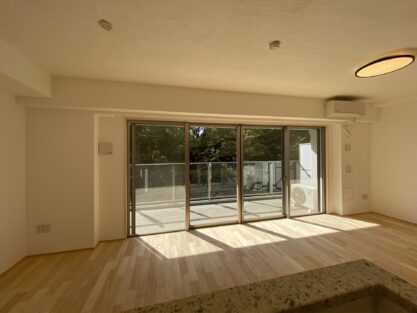 After　築19年　マンション入居前リフォーム　リビングダイニング　ビニールクロスから漆喰塗りへ　合板フローリングから無垢フローリングへ　無添加住宅ライブハウス