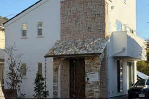 築17年　リノベーション　After外観　石乱張り玄関アプローチ　漆喰　外壁石貼り　無添加住宅ライブハウス